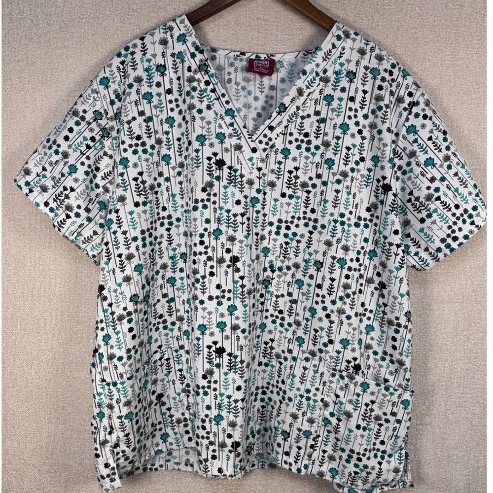 Divine Curves Scrub Top Women 3X White Teal Grey Floral V-Neck Medical Uniform